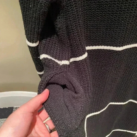 IJOAH KNIT BLACK AND WHITE STRIPE LONG CARDIGAN SIZE M/L - Picture 2 of 6